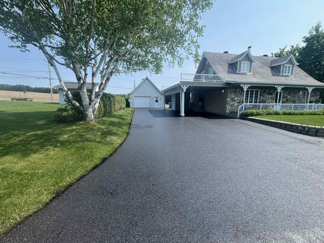 Remplissage de fissures sur pavage résidentiel, disponible à St-Joseph