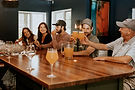 Groupe de personnes dégustant des bières artisanales à la salle à manger du pub du restaurant Microbrasserie Etchemin.