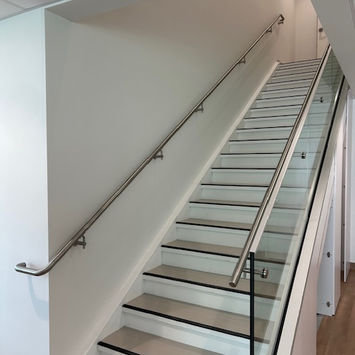 Réalisation de pièces métalliques pour un escalier en stainless, conçu et fabriqué sur mesure avec soudure industrielle. Service offert dans la région des Etchemins.
