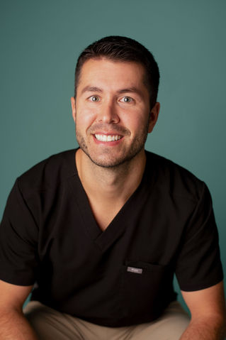 Le Centre Dentaire Etchemins, votre destination pour des soins dentaires complets à Lac Etchemins! 
Nous offront une gamme complète de services dentaire, orthodontique et esthétique. De la consultation dentaire aux soins d'urgence, nous sommes là pour vous. 
Que ce soit pour des implants dentaires, des prothèses ou le traitement des caries, nous vous offrons des soins personnalisés et préventifs pour maintenir votre sourire éclatant.
Besoin d'un blanchiment dentaire ou d'un traitement orthodontique Invisalign? Nous avons une équipe de professionnels et de dentistes. 
Notre expertise inclut également les traitements de canal et la greffe des gencive. 
Votre santé bucco-dentaire est entre de bonnes mains au Centre Dentaire Etchemins.Lac Etchemins. Chaudière Appalaches.
