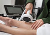Esthéticienne réalisant un soin d’épilation au laser sur une jambe au Salon Prestige Laser à Saint-Joseph-de-Beauce.