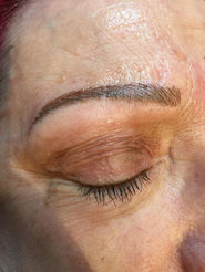 Gros plan d’un sourcil réalisé en microblading par Esthétique Sylvie Colgan, spécialiste en microblading et maquillage permanent.