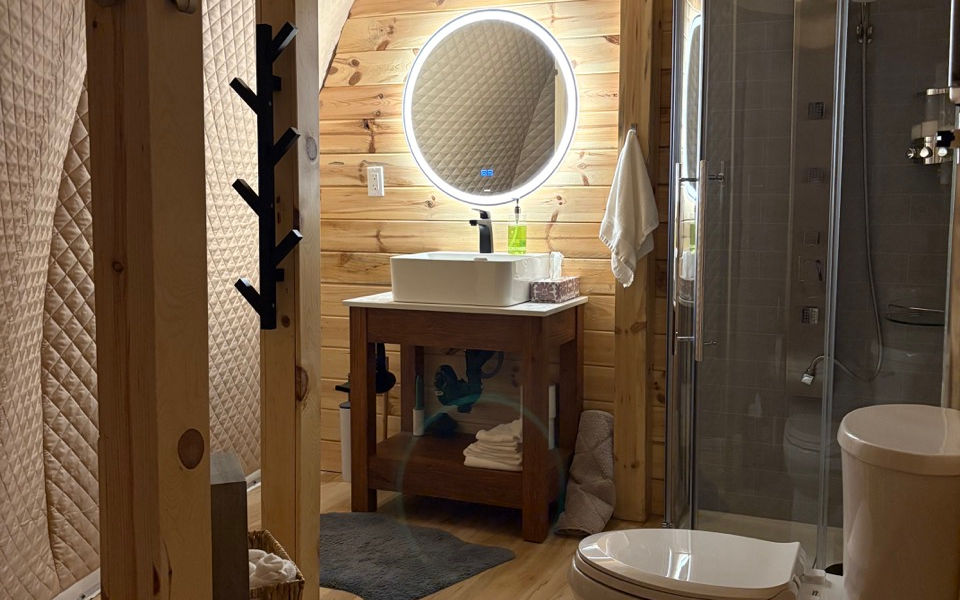 Salle de bain luxueuse du Dôme Le cristal, camping luxueux et hébergement en nature, dans Chaudière-Appalaches.