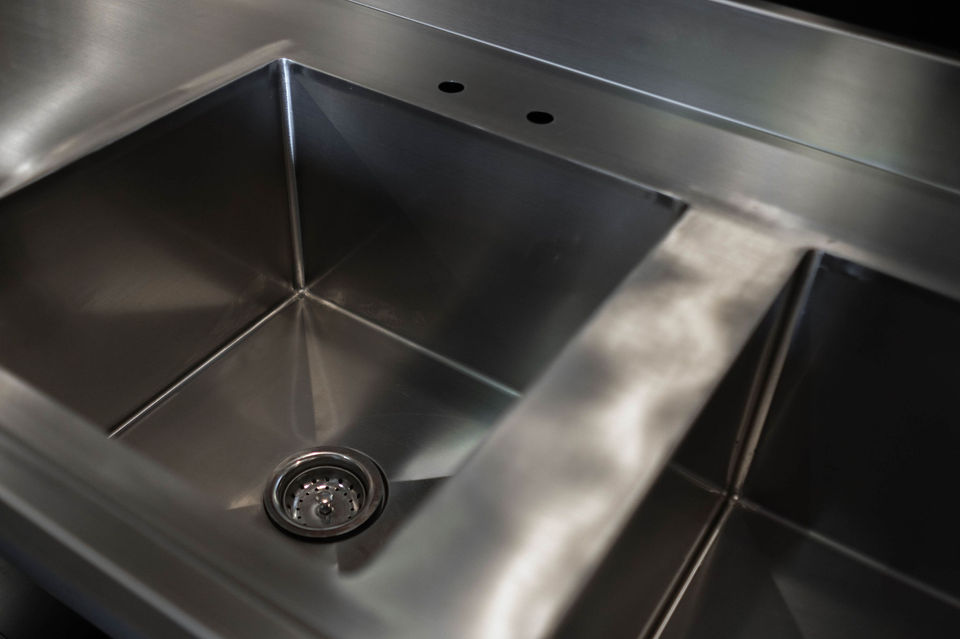 Tôle Poulin expert en vente de revêtements de tôle intérieure et extérieure à Saint-Anselme dans Bellechasse. Revêtements de tôle résidentiels, Saint-Anselme.  Revêtements de tôle commerciaux, Saint-Anselme. Revêtements de tôle agricoles à Saint-Anselme. Vente galvalume (acier galvanisé) à Bellechasse. Vente de produits de stainless à Bellechasse. Distribution de tôle intérieure à Bellechasse. Revêtement métallique de toitures, Saint-Anselme. Revêtement de tôle murale, Bellechasse. Produits en stainless pour fabrication, Québec. Vente acier inoxydable, Saint-Anselme. Vente moulures pour revêtement métallique, Bellechasse. Vente moulures pour coin, Québec. Distribution tôle pour couverture, Saint-Anselme. Distribution tôle d'extérieur murale, Bellechasse. Vente table et comptoir de stainless, Saint-Anselme. Vente de moulures pour projets tôle intérieurs, Québec. Livraison au Québec. 