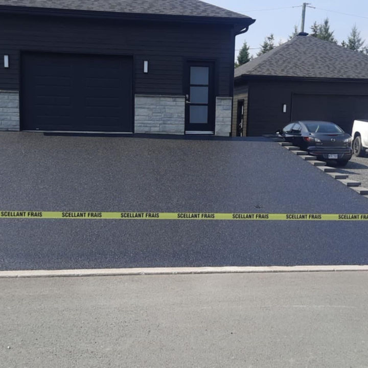 Application de scellants d’asphalte sur entrée de maison, disponible à Thetford Mines