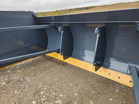 Située à Saint-Malachie, Les Grattes Pettigrew est une entreprise de fabrication sur mesure dans le secteur l’acier depuis 26 ans, dans les régions de Montréal, Québec, la Gaspésie et la Côte-Nord. Nous offrons une gratte à neige réversible pour chargeur sur roues (loader) industriel, une gratte à neige de poussée pour chargeur sur roues (loader) industriel, une option peigne à glace ainsi que des attaches sur mesure selon votre équipement. Compatibles Volvo, John Deer, Fusion, Caterpillar ancienne génération, I.T., Vallée 28 X 28, E.D.F., J.R.B., Garier, nous fabriquons également des grattes à neige pour chargeur sur roues (loader) industriel sur mesure. Conçus pour tous les types de chargeurs sur roues, tels que Volvo, John Deer, Komatsu, Caterpillar, Case, New Holland, Benco, Hyundai. Gratte à neige pour loader Volvo. Gratte à neige pour loader John Deer. Gratte à neige pour loader Komatsu. Gratte à neige pour loader Caterpillar. Gratte à neige pour loader Case.