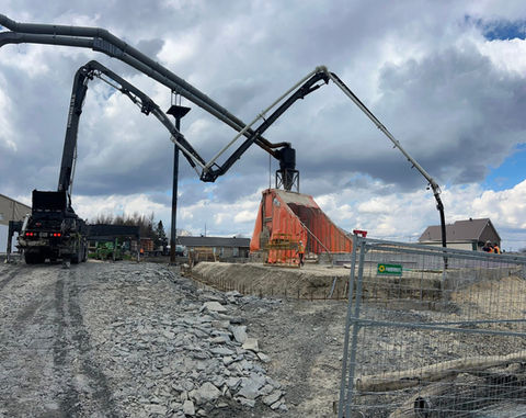 Pompe à béton avec opérateur pour coulage de béton commercial.