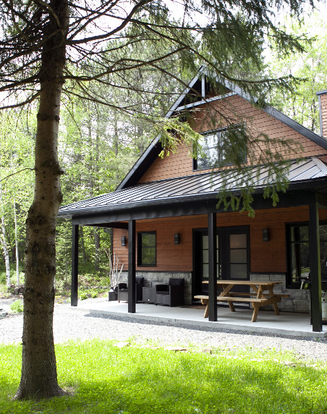 Découvrez notre chalet locatif, à Lac Etchemin. Idéal pour une escapade en nature. Profitez de la location d'un chalet confortable et tout équipé. Parfait pour vos vacances ou un week-end détente. Notre chalet, est situé en bord de l’eau et comprend un spa pour une détente maximale en pleine nature. Si vous êtes à la recherche du plus beau chalet à louer dans la région, il vous attend pour un séjour inoubliable. Réservez dès maintenant vos vacances familiales. Location de chalet Lac-Etchemin. chalet locatif Lac-Etchemin. chalets à louer Québec. chalet à louer Lac-Etchemin. chalet à louer Chaudière-Appalaches. location chalet Québec. chalet à louer bord de l'eau Chaudière-Appalaches. chalet louer Lac-Etchemin. location chalet pas cher Québec. chalet avec spa Québec. location chalet vacances Québec. location chalet Lac-Etchemin. Chalet à louer Chaudière-Appalaches. chalet de luxe à louer Québec. location de  chalet bord de l'eau au Québec. chalets au Québec avec spa.