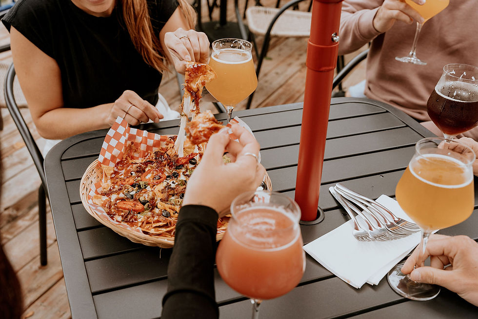 Clients dégustant des nachos sur la terrasse du restaurant Microbrasserie Etchemin à Lac-Etchemin.