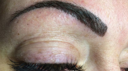 Gros plan d'un sourcil, résultat de maquillage permanent des sourcils réalisé par une esthéticienne chez Esthétique Sylvie Colgan.