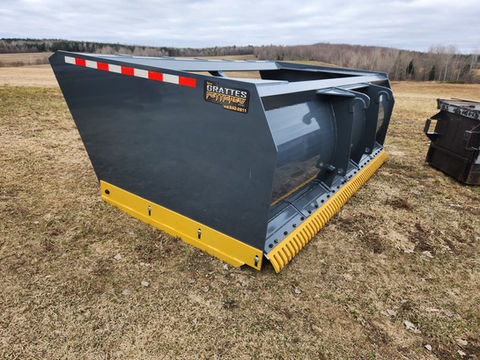 Située à Saint-Malachie, Les Grattes Pettigrew est une entreprise de fabrication sur mesure dans le secteur l’acier depuis 26 ans, dans les régions de Montréal, Québec, la Gaspésie et la Côte-Nord. Nous offrons une gratte à neige réversible pour chargeur sur roues (loader) industriel, une gratte à neige de poussée pour chargeur sur roues (loader) industriel, une option peigne à glace ainsi que des attaches sur mesure selon votre équipement. Compatibles Volvo, John Deer, Fusion, Caterpillar ancienne génération, I.T., Vallée 28 X 28, E.D.F., J.R.B., Garier, nous fabriquons également des grattes à neige pour chargeur sur roues (loader) industriel sur mesure. Conçus pour tous les types de chargeurs sur roues, tels que Volvo, John Deer, Komatsu, Caterpillar, Case, New Holland, Benco, Hyundai. Gratte à neige pour loader Volvo. Gratte à neige pour loader John Deer. Gratte à neige pour loader Komatsu. Gratte à neige pour loader Caterpillar. Gratte à neige pour loader Case.