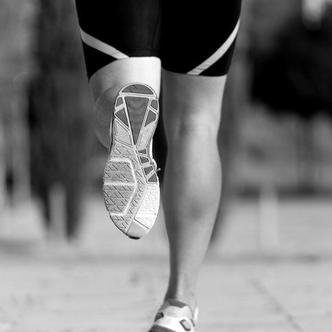 Personne courant à l’extérieur dans le cadre d’un programme de physiothérapie visant à améliorer la course et prévenir les blessures