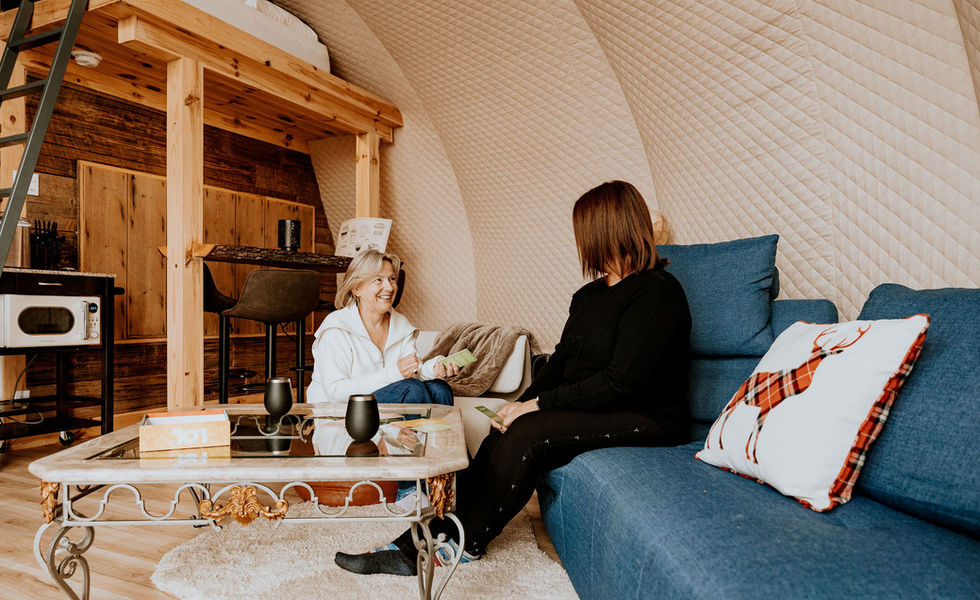 Intérieur du Dôme L'opale, salon et commodités pour un séjour de camping luxueux et hébergement en pleine nature.