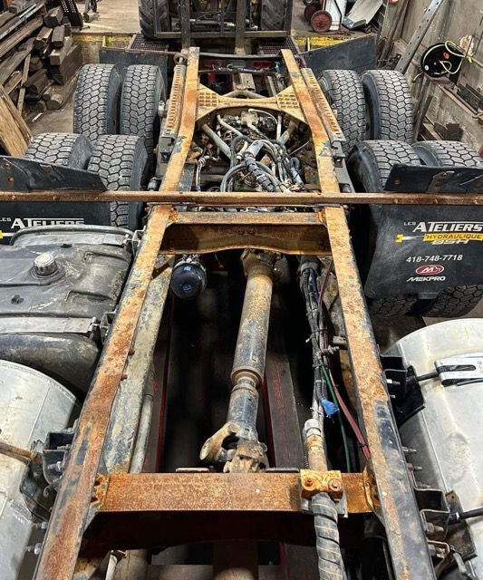Frame d'un camion pour le service d'alignement, dans l'atelier de Redressement plus à Saint-Anselme.