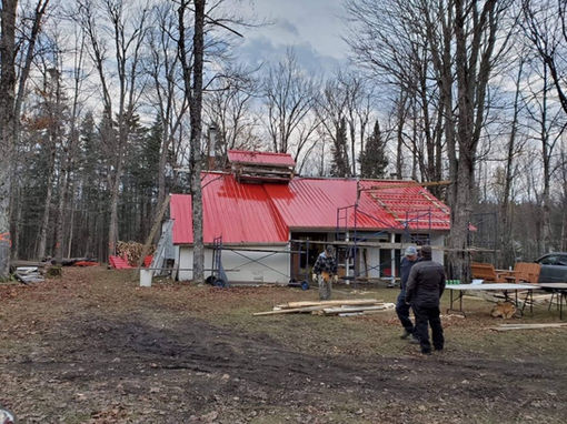 Tôle Poulin expert en vente de revêtements de tôle intérieure et extérieure à Saint-Anselme dans Bellechasse. Revêtements de tôle résidentiels, Saint-Anselme.  Revêtements de tôle commerciaux, Saint-Anselme. Revêtements de tôle agricoles à Saint-Anselme. Vente galvalume (acier galvanisé) à Bellechasse. Vente de produits de stainless à Bellechasse. Distribution de tôle intérieure à Bellechasse. Revêtement métallique de toitures, Saint-Anselme. Revêtement de tôle murale, Bellechasse. Produits en stainless pour fabrication, Québec. Vente acier inoxydable, Saint-Anselme. Vente moulures pour revêtement métallique, Bellechasse. Vente moulures pour coin, Québec. Distribution tôle pour couverture, Saint-Anselme. Distribution tôle d'extérieur murale, Bellechasse. Vente table et comptoir de stainless, Saint-Anselme. Vente de moulures pour projets tôle intérieurs, Québec. Livraison au Québec. 