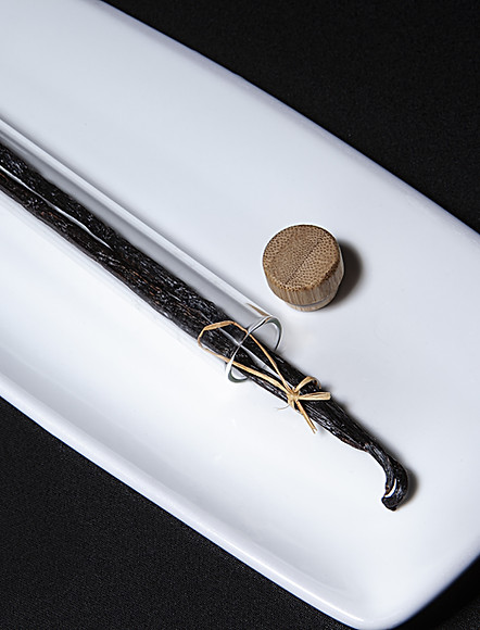 Or Noir de Madagascar est une entreprise offrant des gousses de vanille noire bourbon de Madagascar, entièrement cultivée à la main par un savoir ancestral et ce, sans mécanisation. Surnommée la Reine des Épices, notre vanille de Madagascar est riche, intense, savoureuse, avec une note de cacao. Réservez dès maintenant votre quantité annuelle de vanille de Madagascar. La vanille noire bourbon de Madagascar offre un arôme extraordinaire, et reconnue comme étant la meilleure au monde. Cultivée de génération en génération sur notre plantation familiale de Madagascar, nous nous démarquons par la qualité de notre produit, nous permettant d’offrir une vanille de qualité exceptionnelle, sans intermédiaire, aux épiceries, restaurants, pâtisseries qui désirent obtenir des gousses de vanille à la saveur riche.