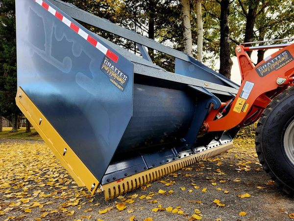 Située à Saint-Malachie, Les Grattes Pettigrew est une entreprise de fabrication sur mesure dans le secteur l’acier depuis 26 ans, dans les régions de Montréal, Québec, la Gaspésie et la Côte-Nord. Nous offrons une gratte à neige réversible pour chargeur sur roues (loader) industriel, une gratte à neige de poussée pour chargeur sur roues (loader) industriel, une option peigne à glace ainsi que des attaches sur mesure selon votre équipement. Compatibles Volvo, John Deer, Fusion, Caterpillar ancienne génération, I.T., Vallée 28 X 28, E.D.F., J.R.B., Garier, nous fabriquons également des grattes à neige pour chargeur sur roues (loader) industriel sur mesure. Conçus pour tous les types de chargeurs sur roues, tels que Volvo, John Deer, Komatsu, Caterpillar, Case, New Holland, Benco, Hyundai. Gratte à neige pour loader Volvo. Gratte à neige pour loader John Deer. Gratte à neige pour loader Komatsu. Gratte à neige pour loader Caterpillar. Gratte à neige pour loader Case.