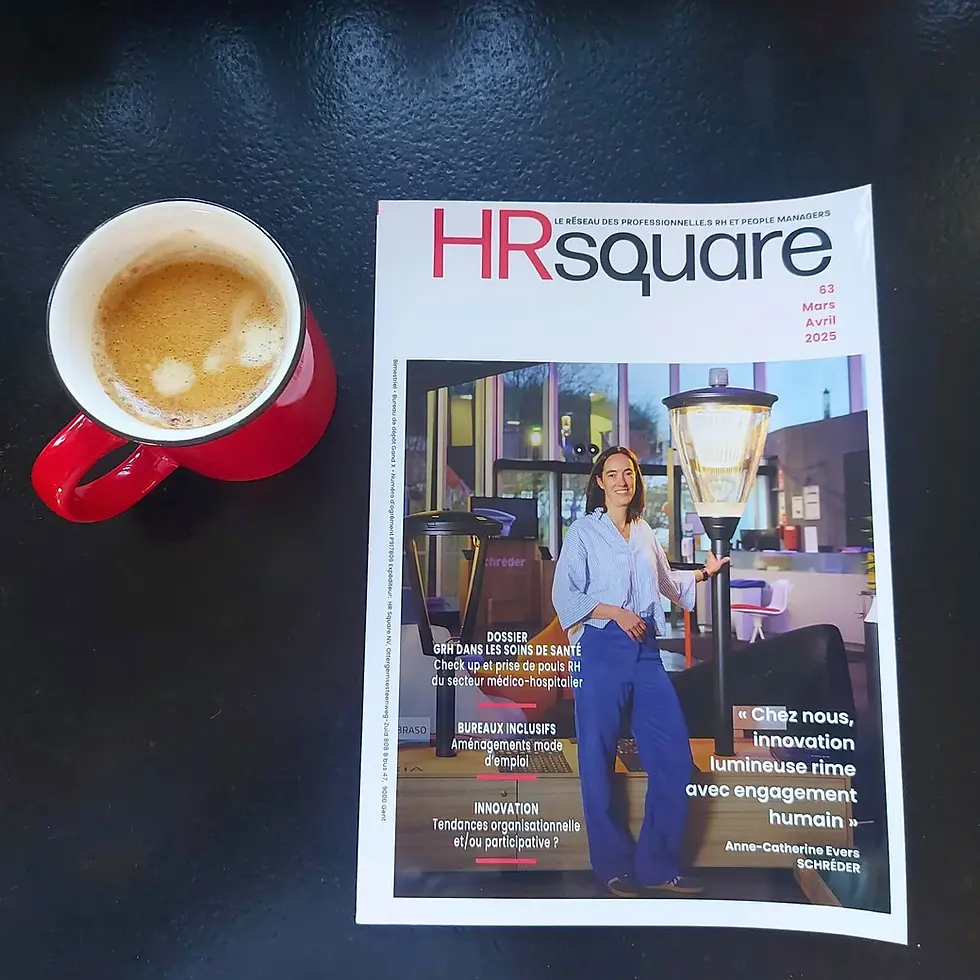 Tasse de cafe rouge posee sur le magazine HR Square ouvert sur l'article des vertus du collectif
