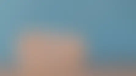 Trois smileys en bois illustrant les émotions liées au feedback, du sourire à la tristesse