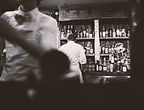 alcool bar noir et blanc barkeeper