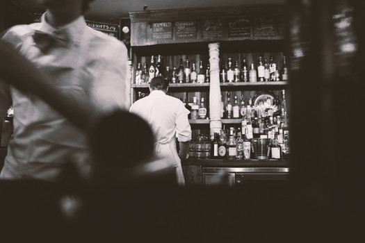 Schwarz-Weiß-alkohol bar barkeeper