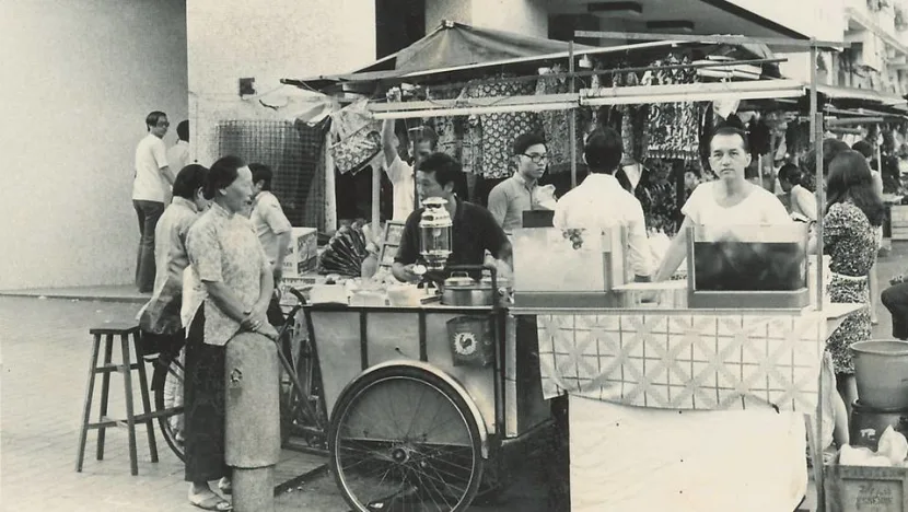 Old photographs showing kueh sellers. Photo: Pinterest | My Blue Tea