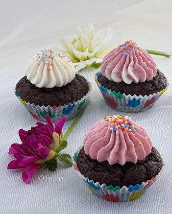 Cupcakes with Dragon fruit frosting | My Blue Tea