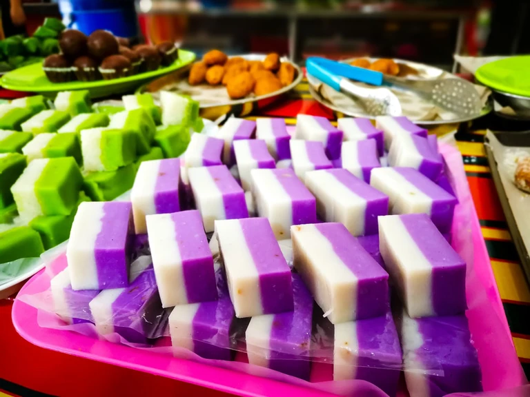 Colourful kueh at Ramadan bazaar | My Blue Tea