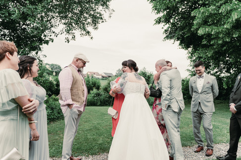Brautpaar first look mit der Familie in der Location Vierfalt in Geisenhausen.