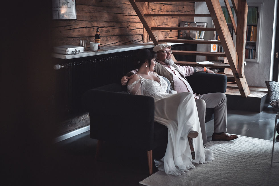 Braut und Brautvater sitzen im Kaminzimmer in der Location Vierfalt in Geisenhausen