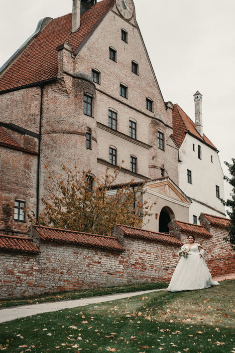 Braut geht zum first Look bei der Burg Trausnitz in Landshut