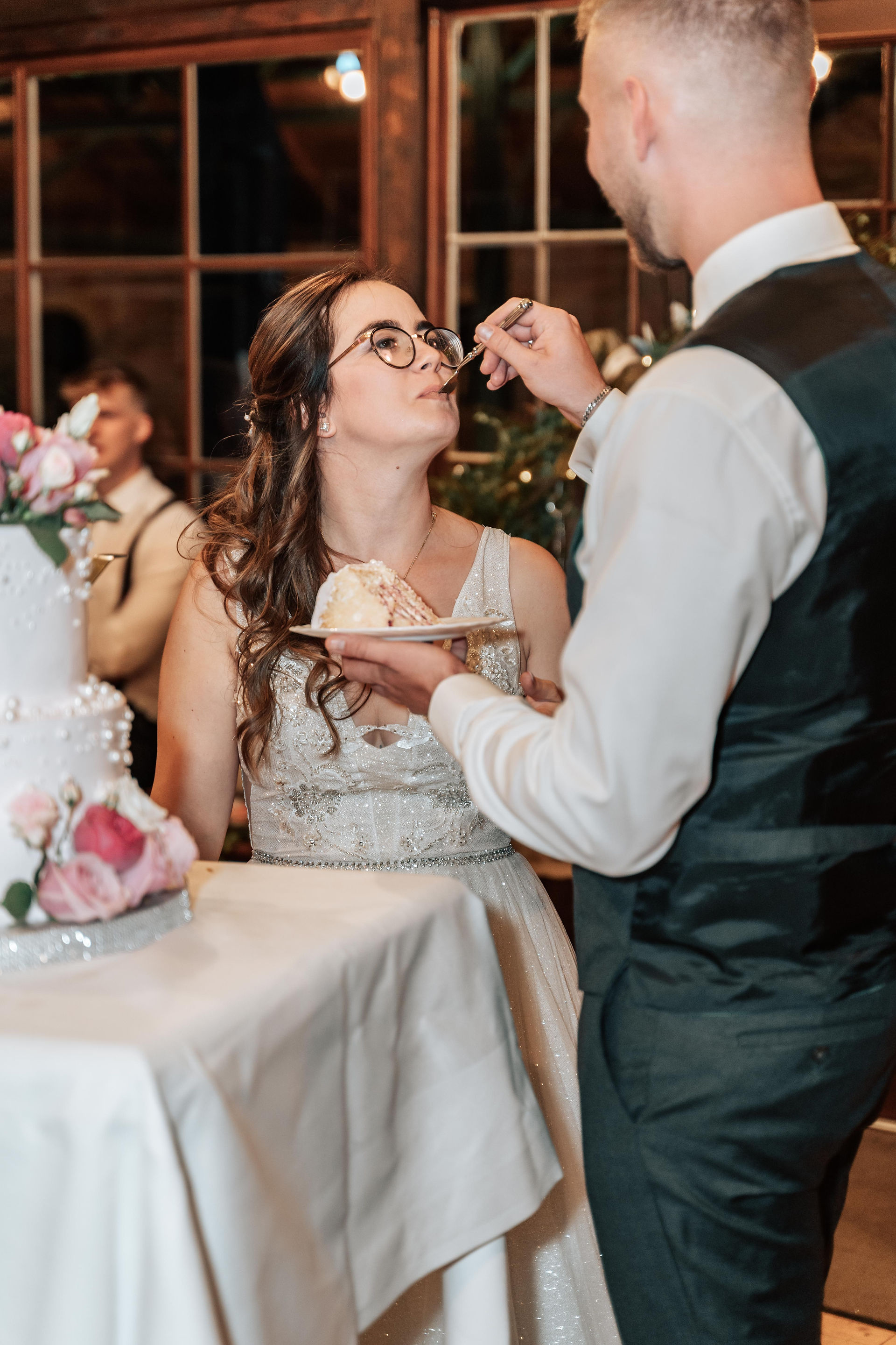Anschnitt der Hochzeitstorte im Wirgarten in Dingolfing