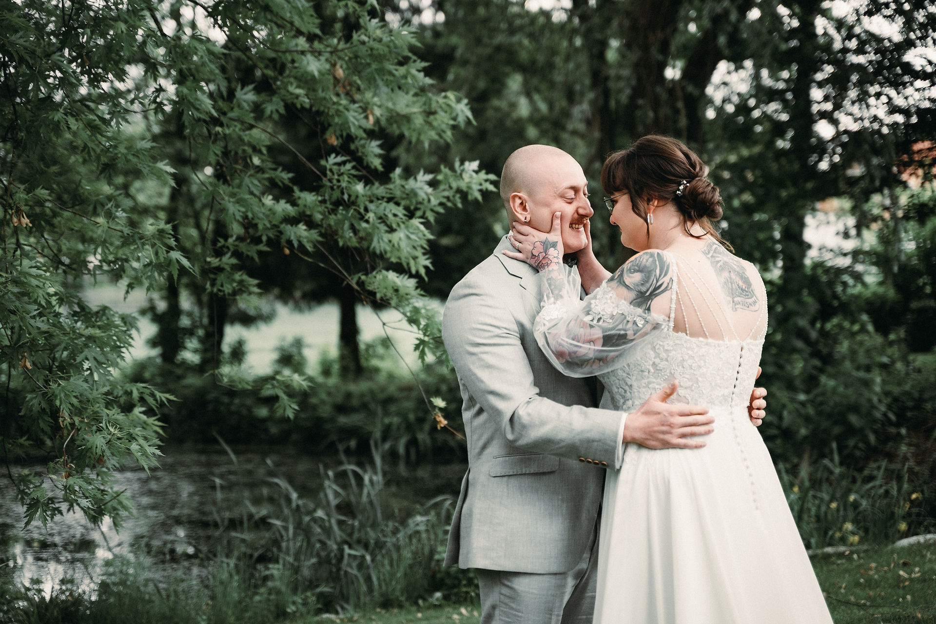 first look eines Brautpaares im Garten der Location Vierfalt in Geisenhausen