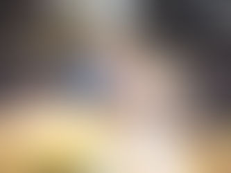 Hochzeitspaar steht in einem Wildblumengarten in Neukirchen