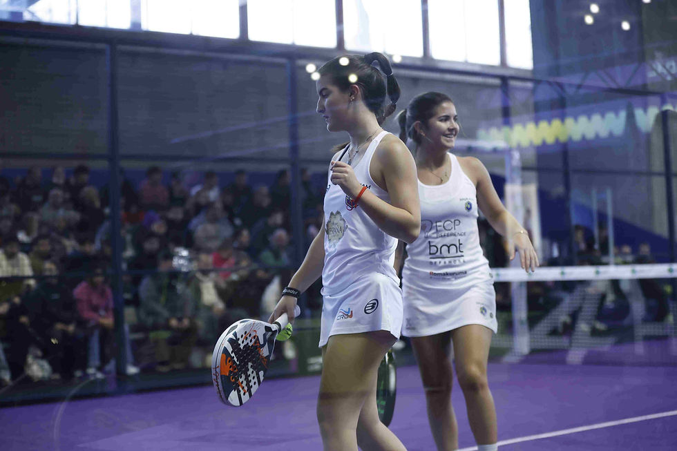 Noemí y Noa celebrando