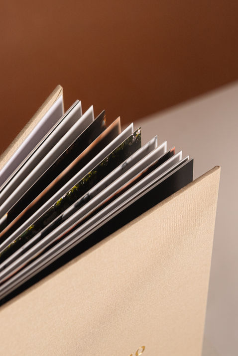 álbum de boda abierto con diseño limpio