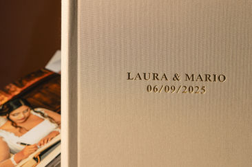 detalle de álbum de boda con nombres grabados