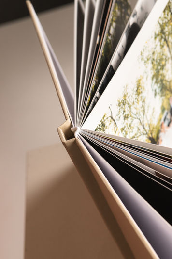 álbum de boda abierto con diseño limpio