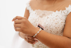 Preparativos de novia en hotel en Madrid con luz natural