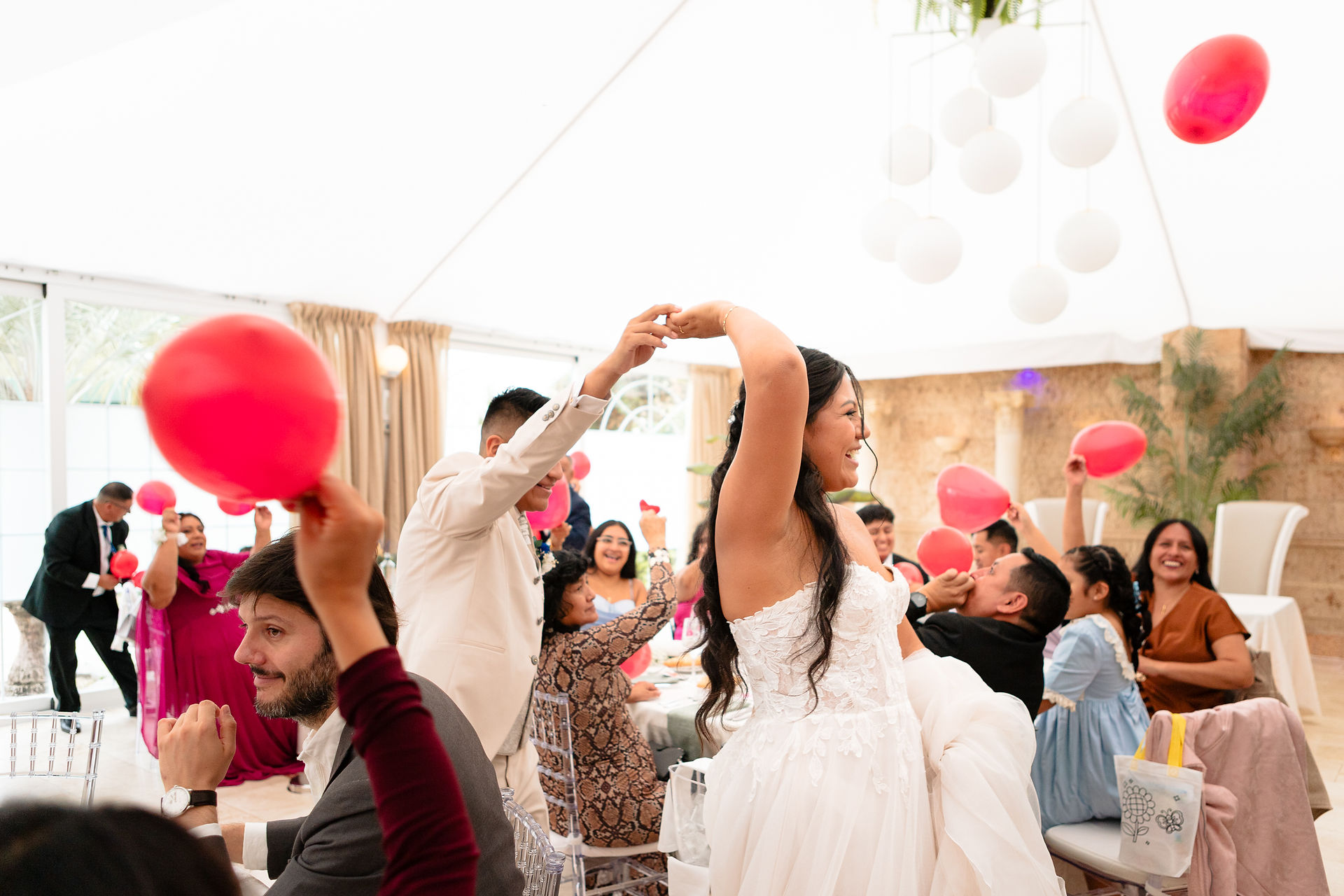 fotografia de boda documental en complejo el olivar en alcala de henares en madrid