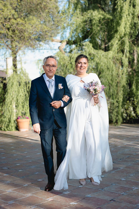 Entrada de la novia a la ceremonia civil en finca La Alcudia en Madrid fotografiada de forma natural