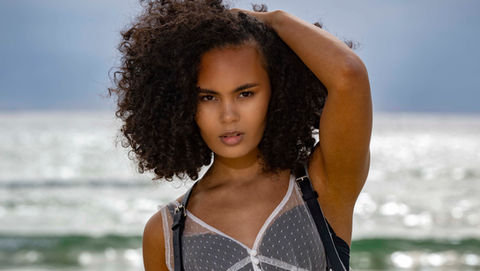 Modell posere på strand fotografert for modellbyrå