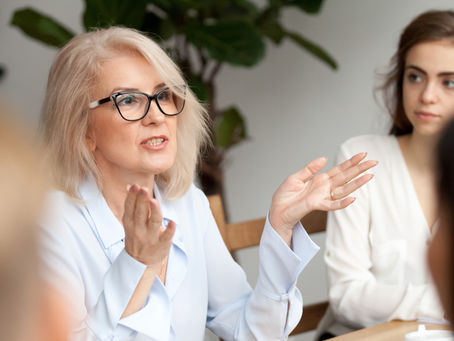 Eine erfahrene Managerin leitet ein Meeting.