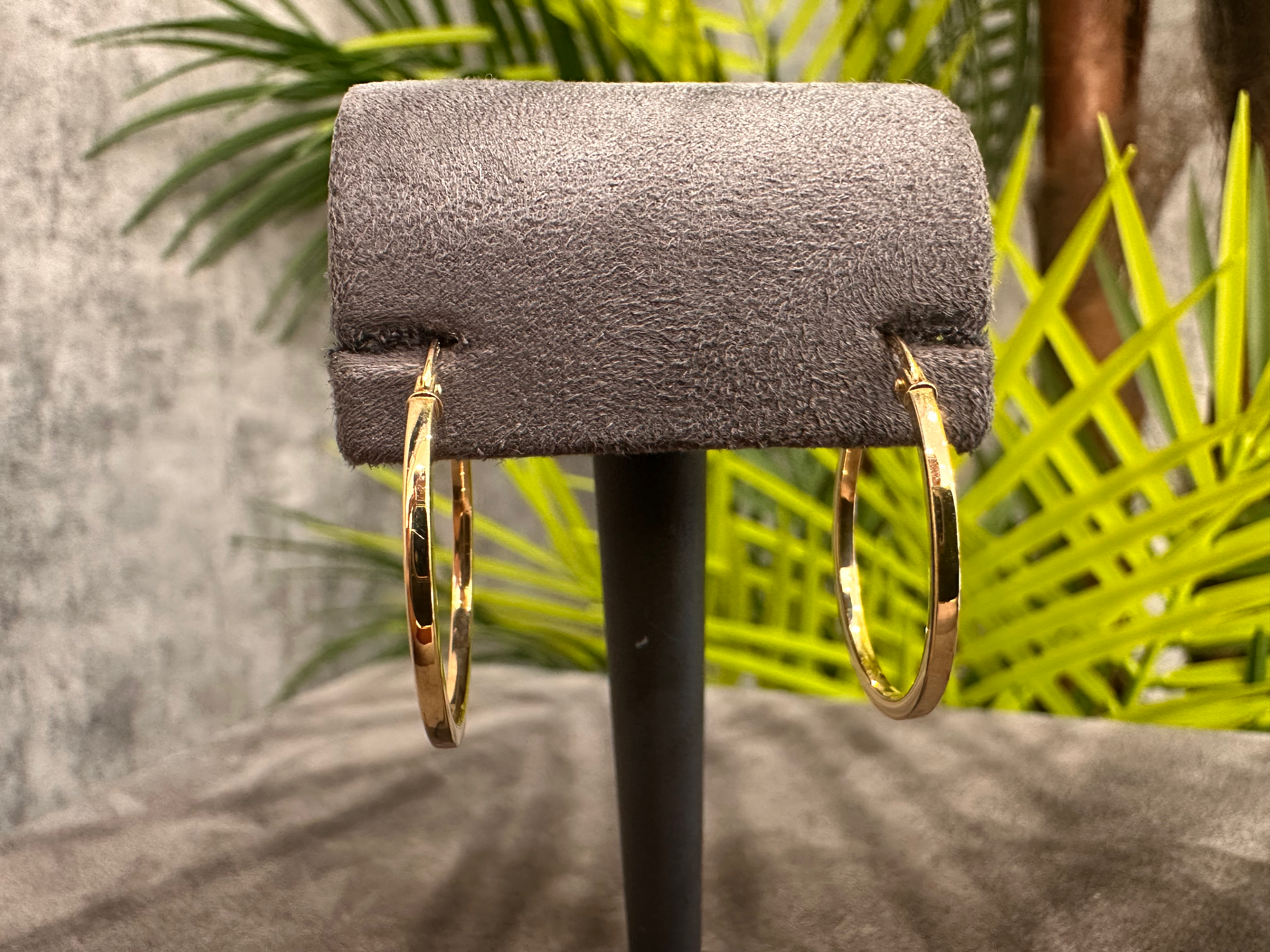 Linea Sottile – 14 Ayar İnce ve Düz Hatlı Altın Halka Küpe (Görünür Kilit)