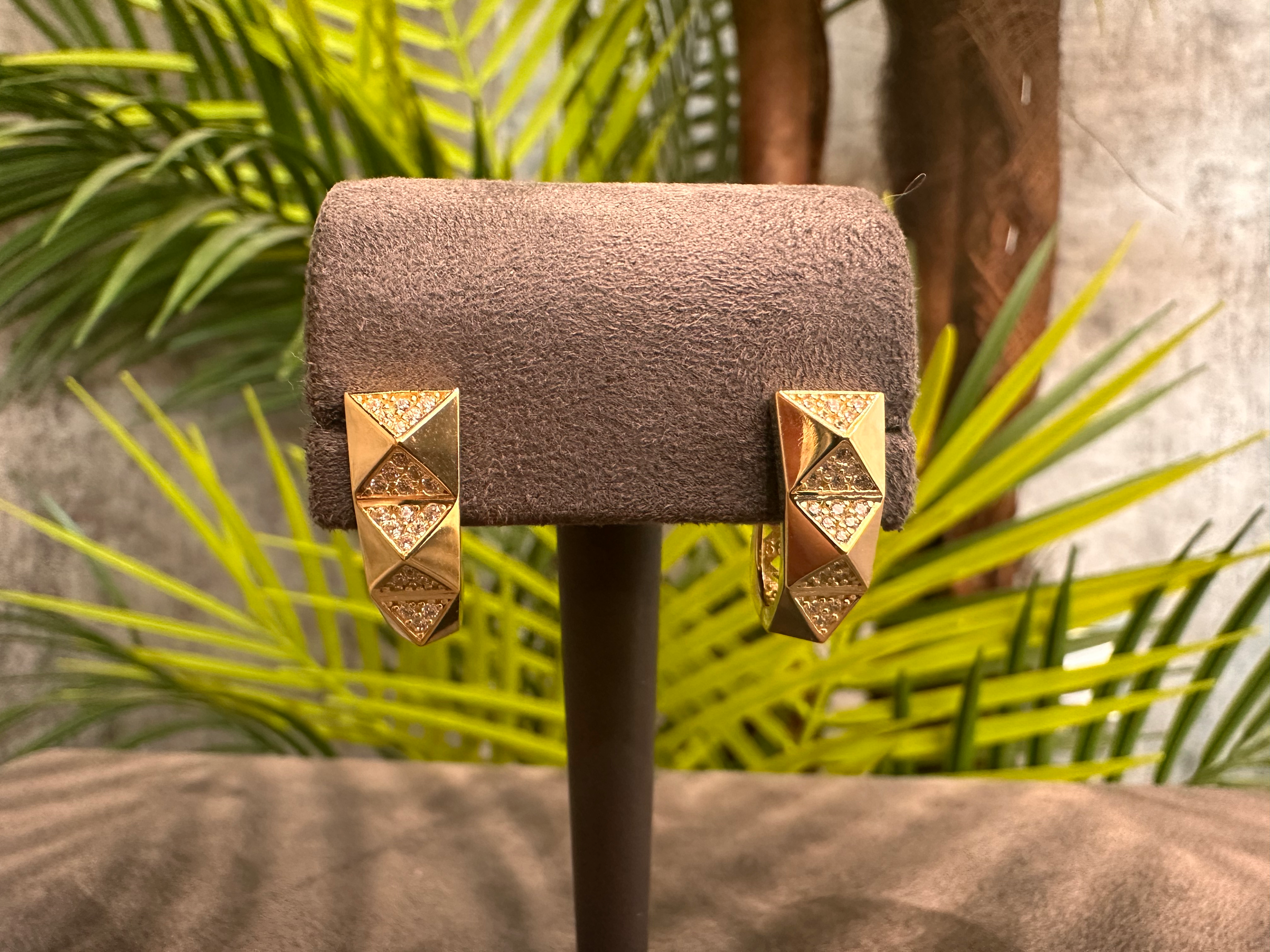 Pyramida – Üçgen Modüllü Taşlı Altın Küpe