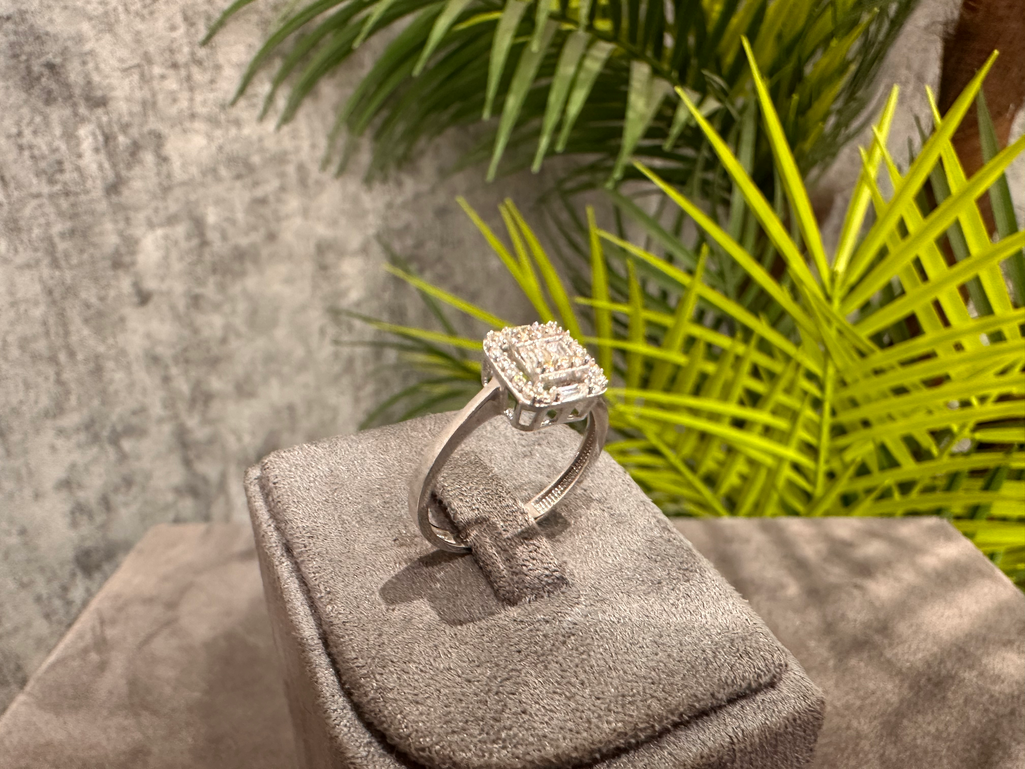 Orion – 14 Ayar Beyaz Altın Mozaik Baget Taşlı Yüzük