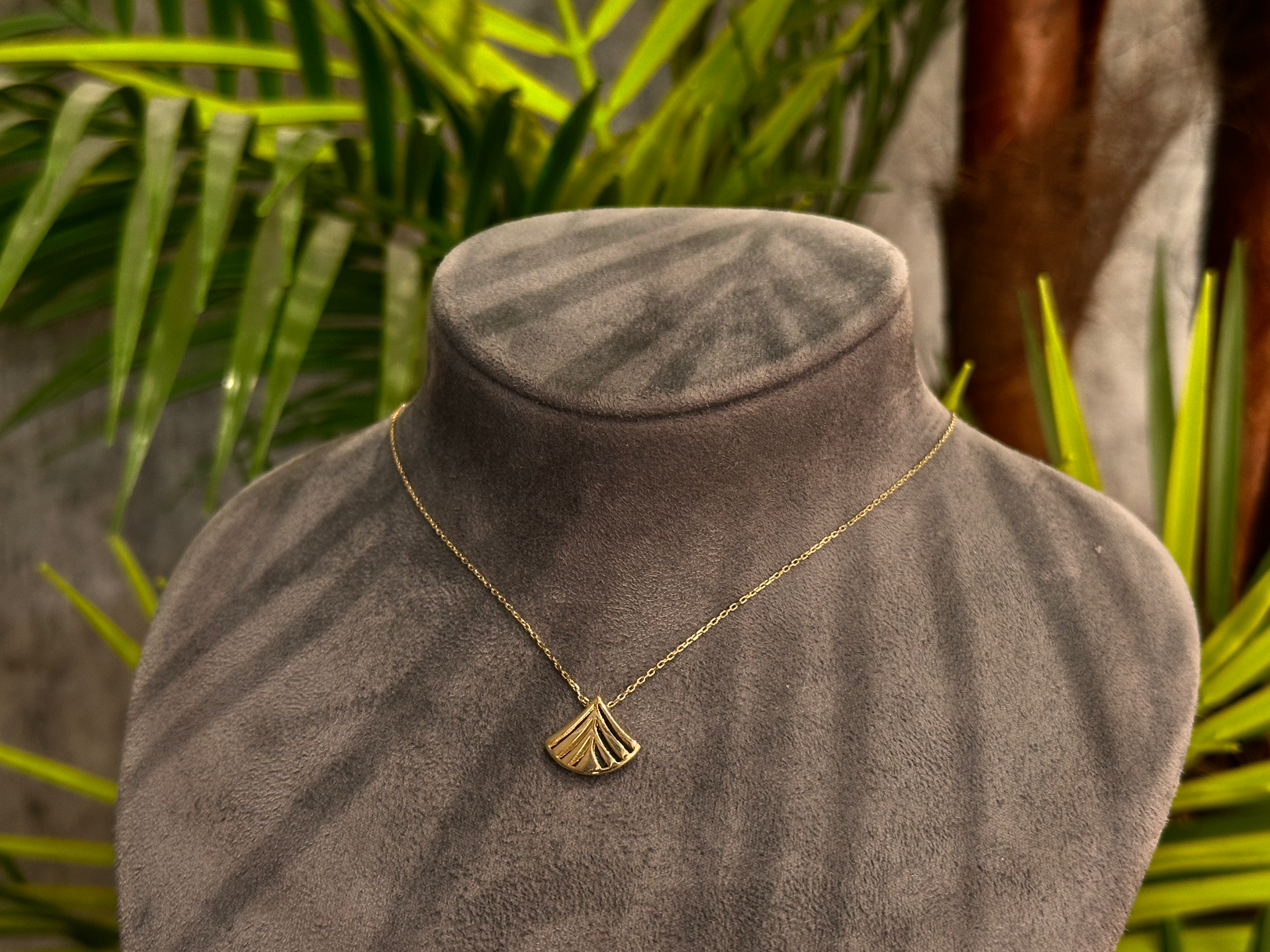 14 Ayar Altın Yelpaze Formlu Kolye