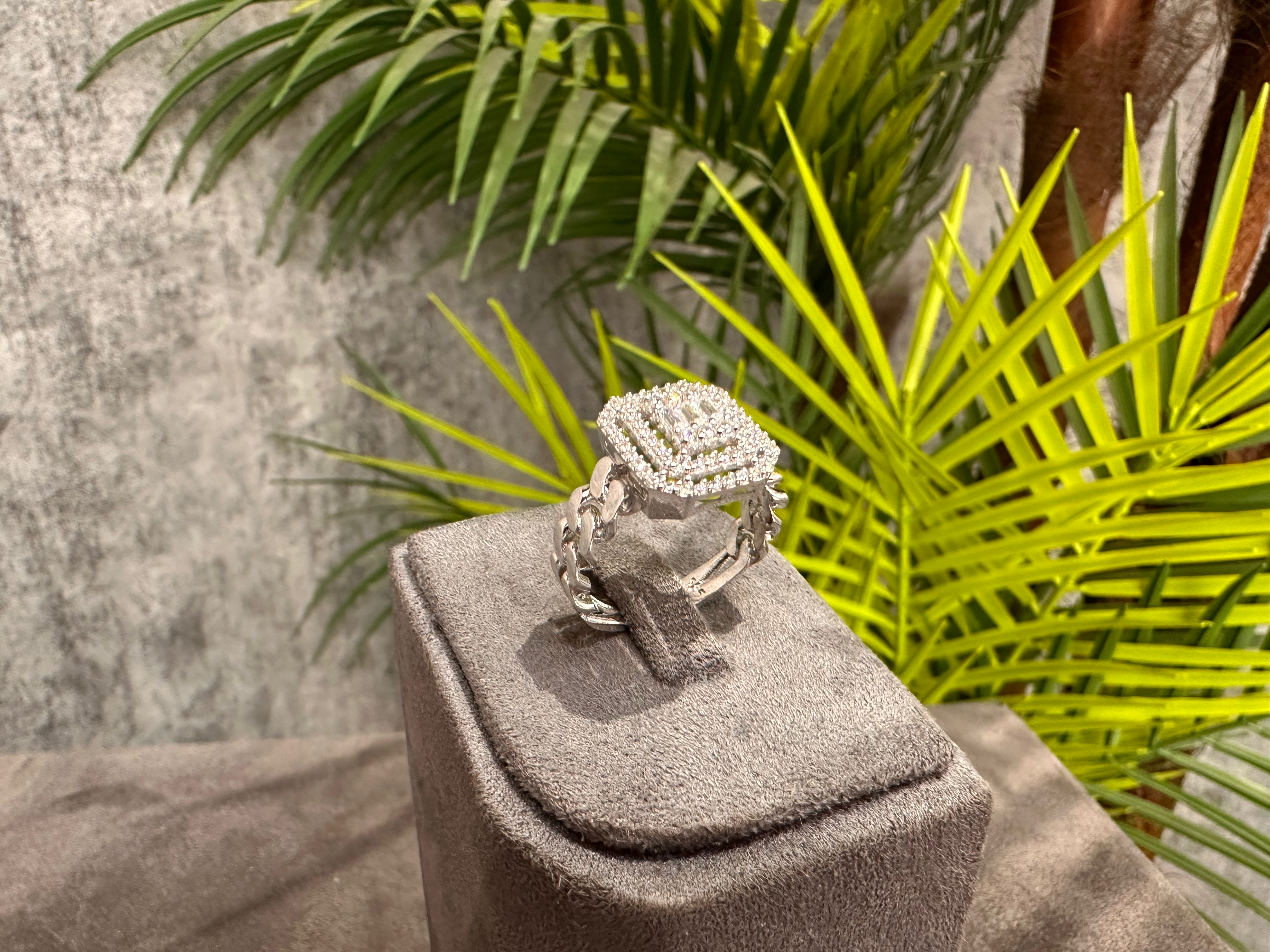 Regina Catena – 14 Ayar Zincir Formlu Baget Taşlı Beyaz Altın Yüzük