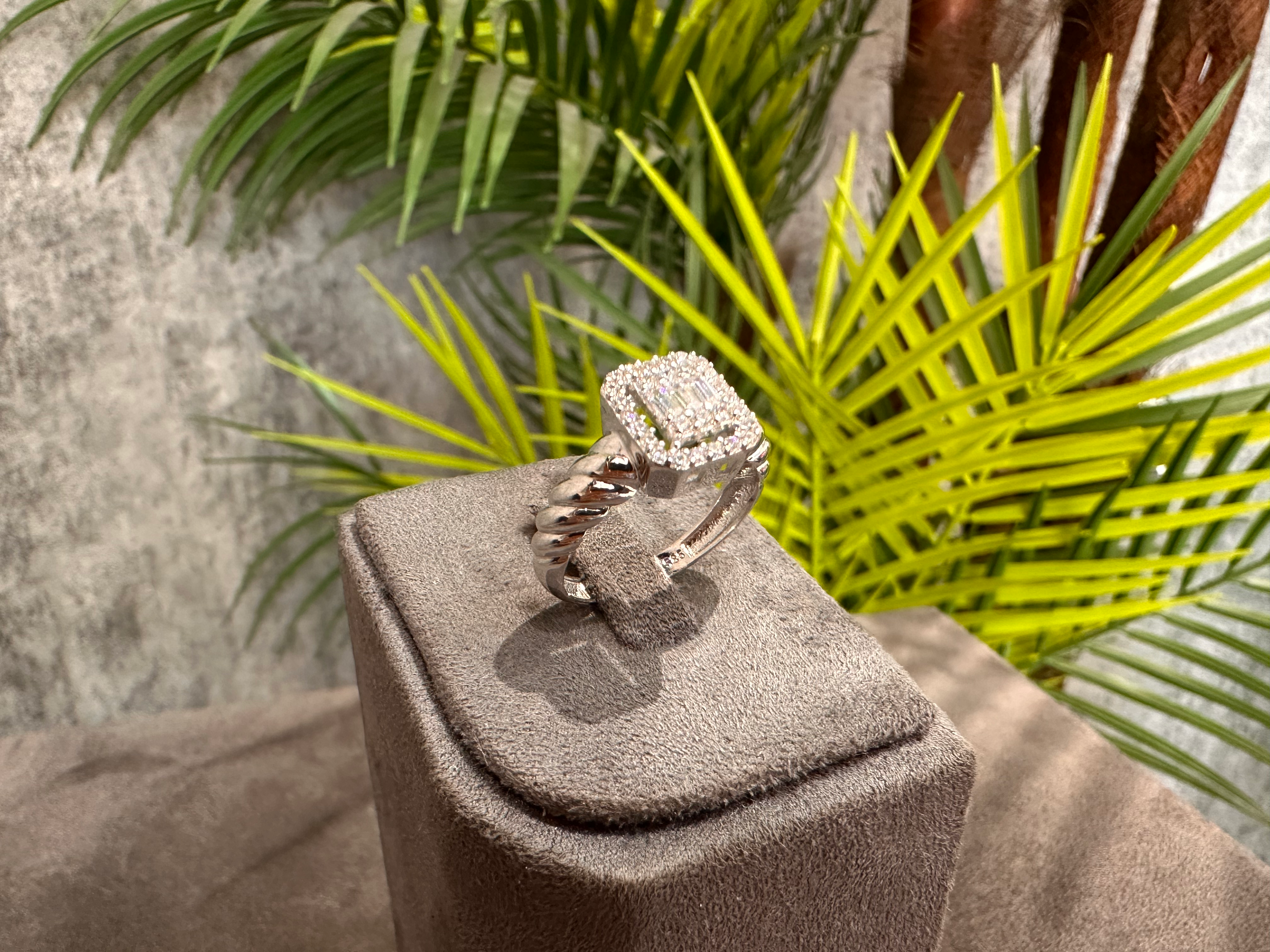 Echo Scala – 14 Ayar Burgu Gövdeli Baget Taşlı Beyaz Altın Yüzük