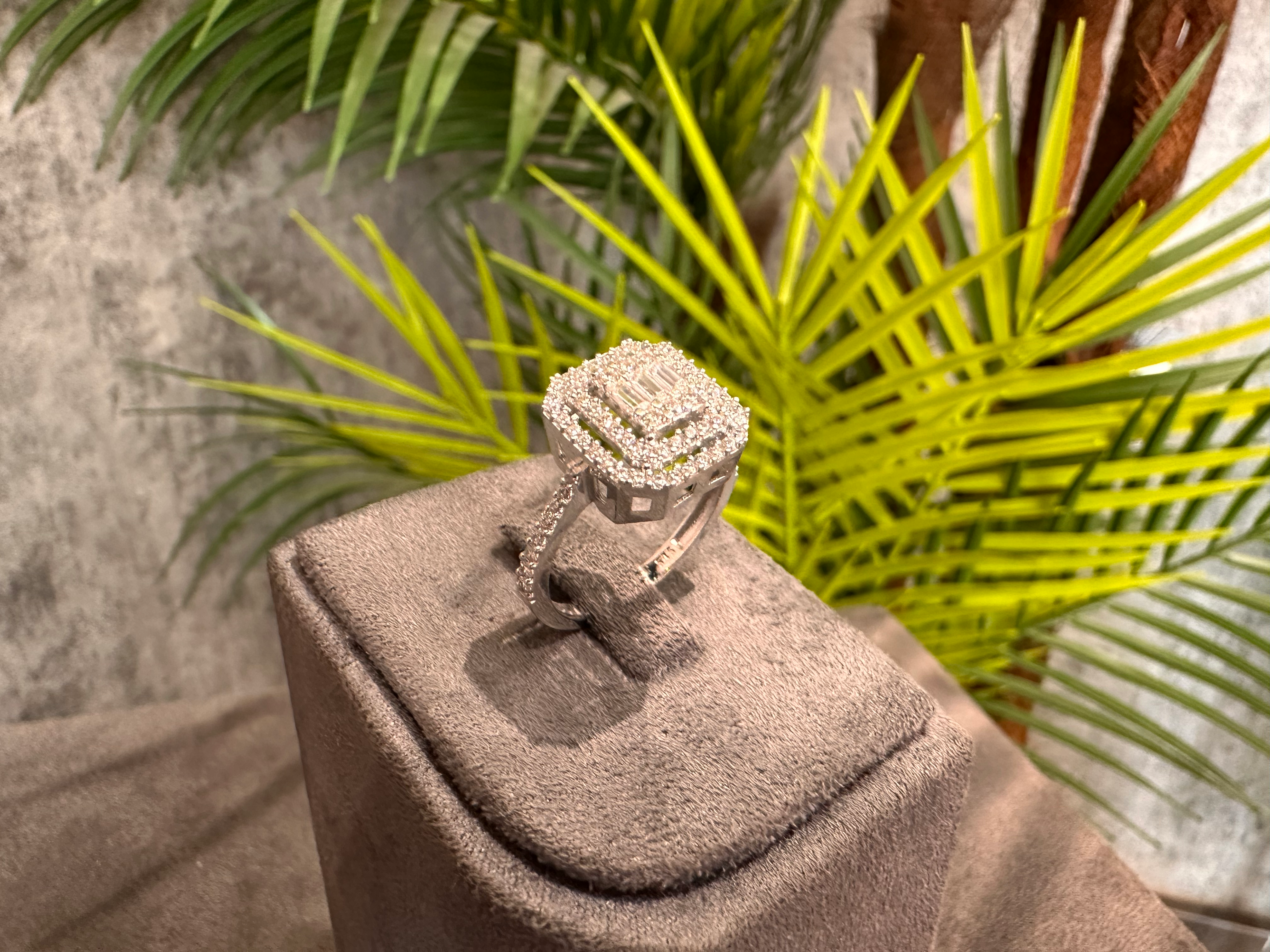 Scala – 14 Ayar Baget Taşlı Mimari Form Yüzük